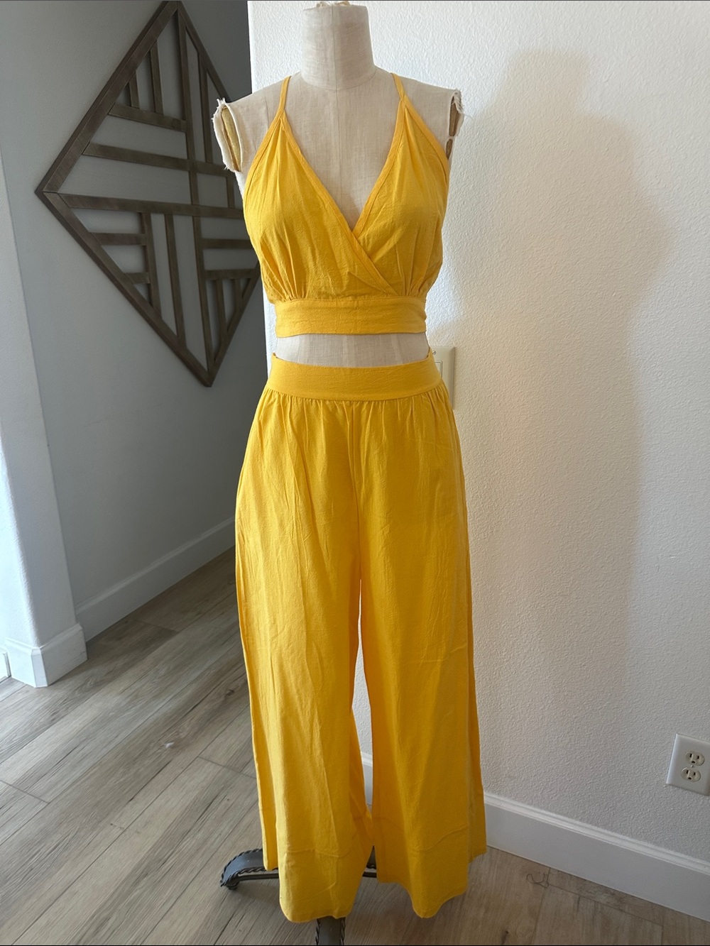 NWOT Yellow Wide-Leg Jumpsuit Set - Sleeveless Crop Top & High-Waist Pants